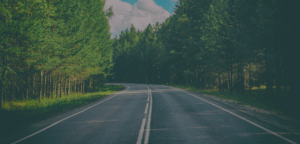 Strada immersa nel verde che rappresenta la percezione psicologica dei percorsi familiari e sconosciuti